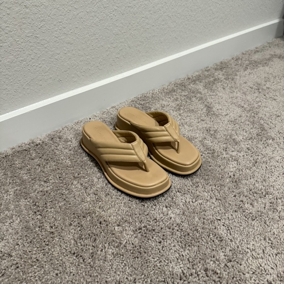 Princess Polly tan platform flip flops - Picture 3 of 14